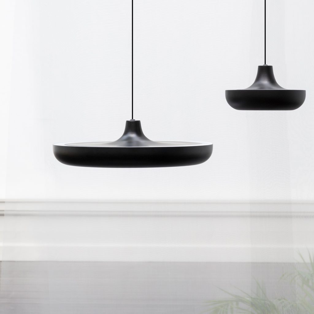 Designer Hängeleuchten: stilvoll erhellende Akzente 8 Designer Hängeleuchte mit futuristischem Design. Inspiration für die Umage Cassini waren die Ringe des Saturn.