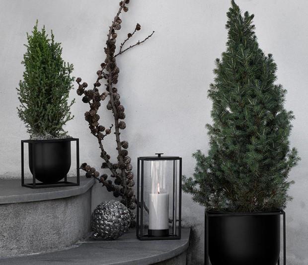 by Lassen - Kubus Kerzenständer - der Untersetzer aus Metall rahmt den Kerzenständer by Lassen - Kubus Kerzenständer - der Untersetzer aus Metall rahmt den Kerzenständer - Gartendeko im Winter