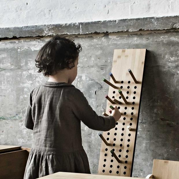 Skandinavischer Wohnstil Farben: sanfte Töne, große Wirkung 12 Mit verschiedenfarbigen Pins lässt sich die Scoreboard Wandgarderobe individuell gestalten.