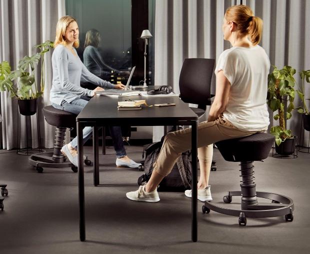 Aeris – Swopper mit Rollen, Gestellfarbe: schwarz | Design: Henner Jahns Aeris – Swopper mit Rollen, Gestellfarbe: schwarz | Design: Henner Jahns