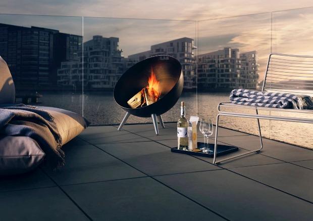 Eva Solo – Feuerschale FireGlobe auf Aluminium-Beinen | Design: Claus Jensen und Henrik Holbæk