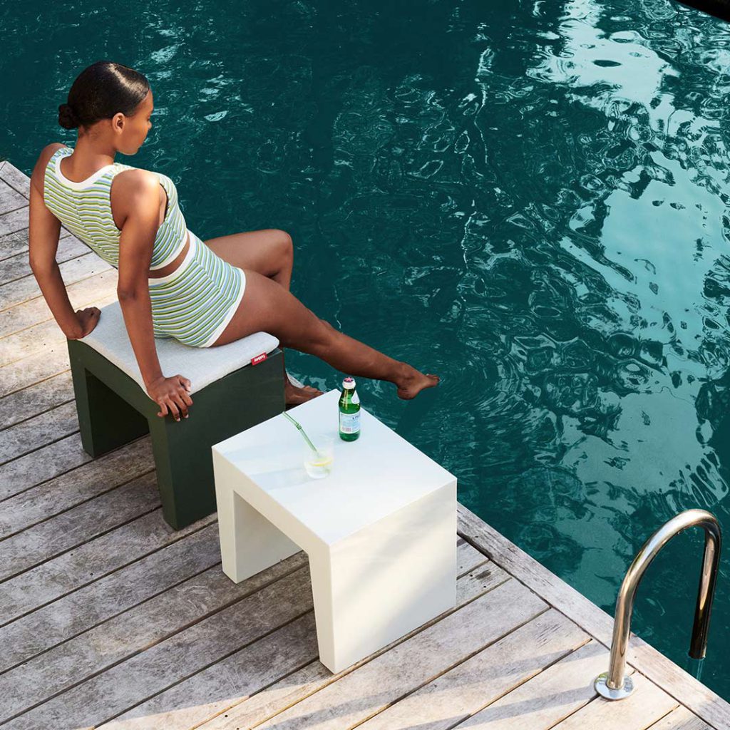 Cool am Pool: der stylishe Fatboy Concrete Hocker. Hier in Weiß und Schwarz. Mit Kissen und als Beistelltisch verwendet.