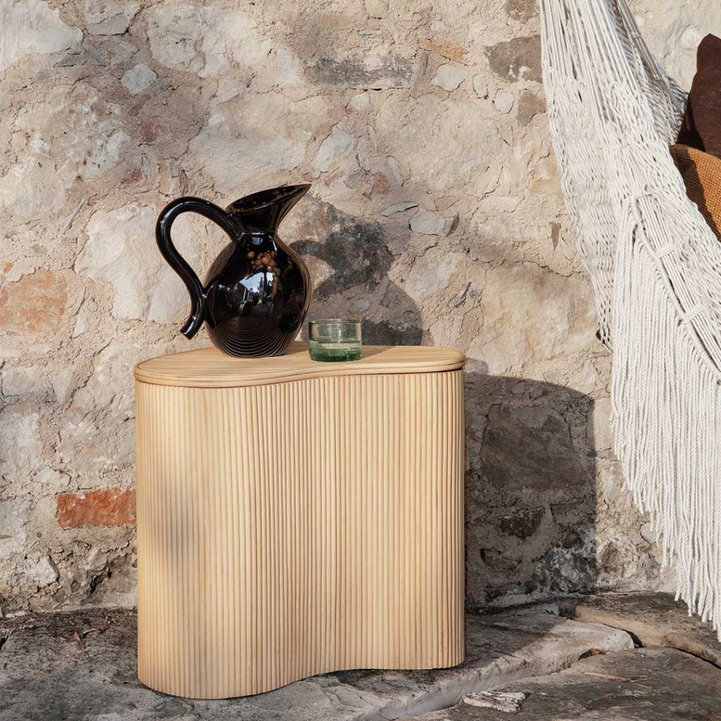 Sanft gerundet, mit Deckel und Stauraum: ferm LIVING Isola ist ein Beistelltisch mit Mehrwert.
