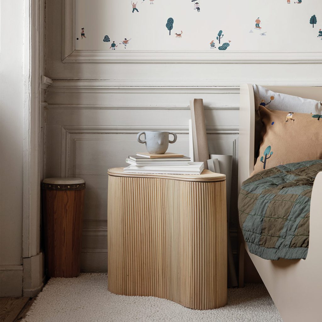 ferm LIVING Isola macht sich auch als Nachttisch gut und gibt jedem Raum eine Extraportion Wärme.