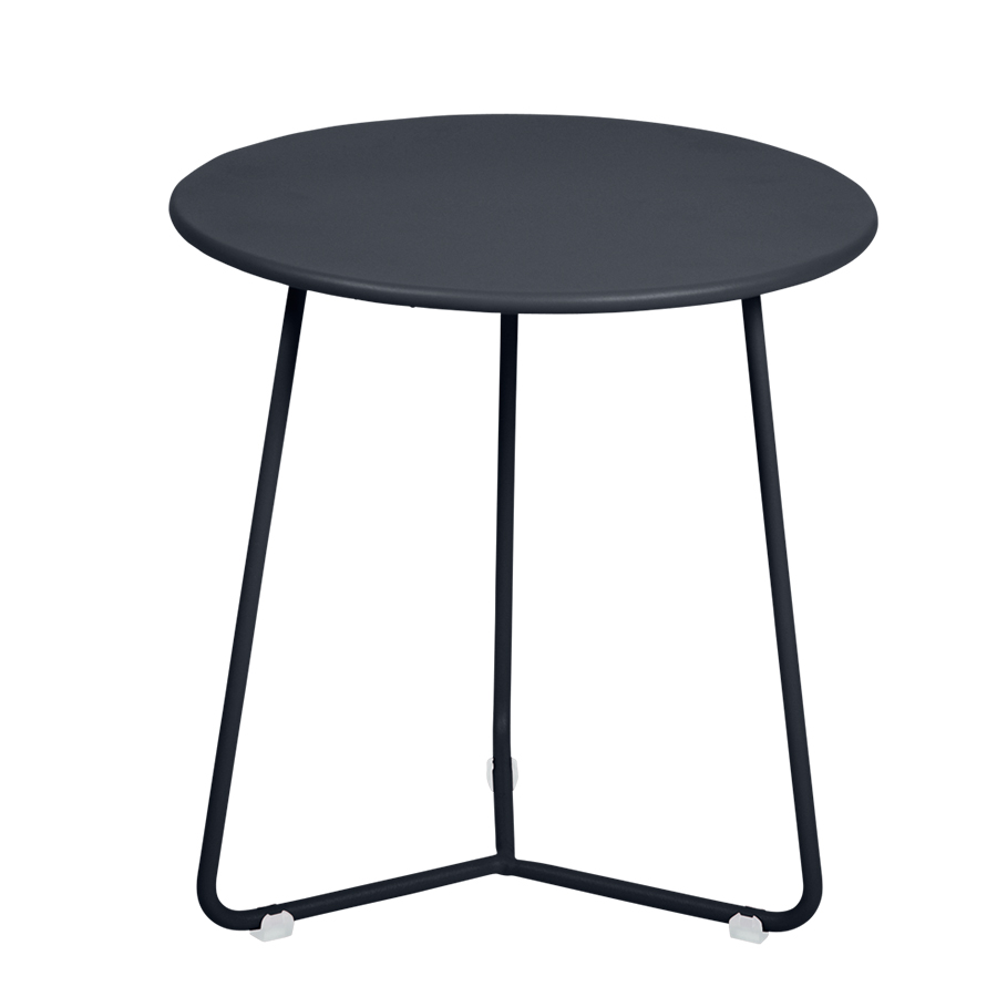 Die minimalistisch Stahlkonstruktion macht den  Fermob Cocotte Beistelltisch witterungsbeständig.