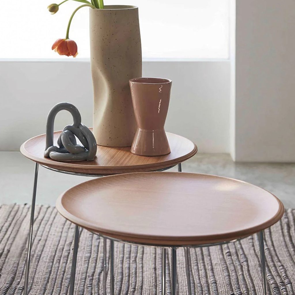 Der formschöne Al Wood Beistelltisch von Kartell kombiniert Holz und Chrom.
