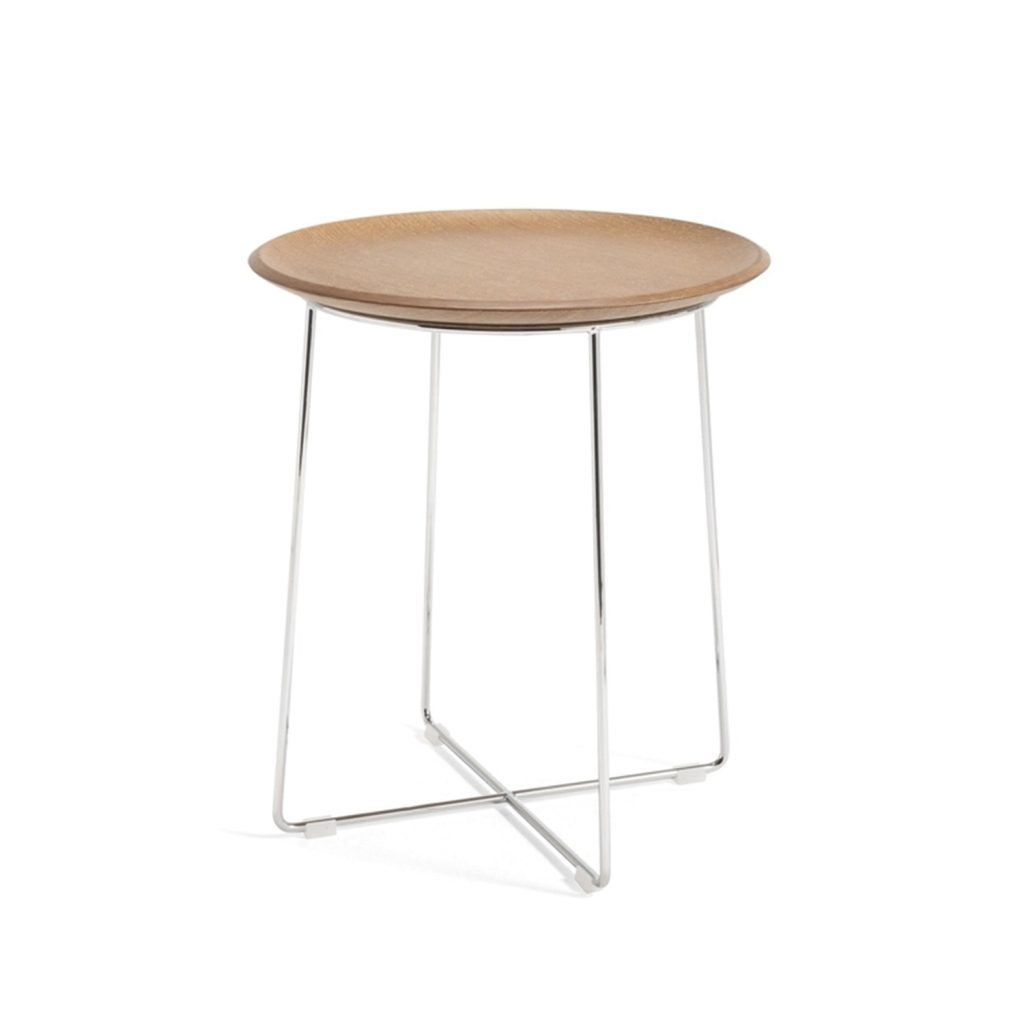 Eine gebogene Tischplatte aus Holz und ein filigranes Chromgestell – mehr braucht es nicht und schon sind wir schockverliebt in den Kartell Al Wood Beistelltisch.