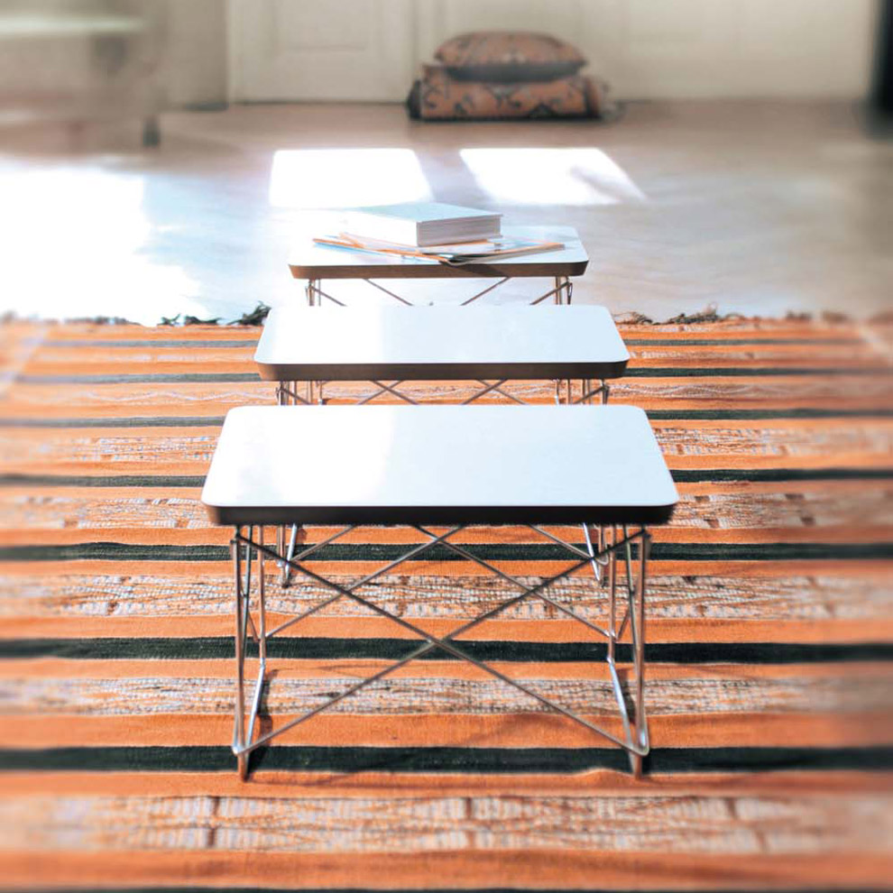 Dieser Beistelltisch macht auch im 3er-Pack eine gute Figur. Mit dem Vitra Occasional Table LTR haben Charles und Ray Eames einen echten Klassiker kreiert.