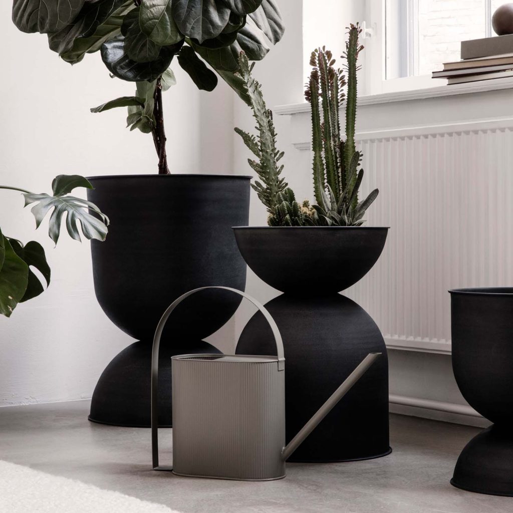 Designer Pflanzkübel: unsere liebsten Urban Big Five 8 Der fermLIVING Hourglass Pot füht sich in Gesellschaft besonders wohl.