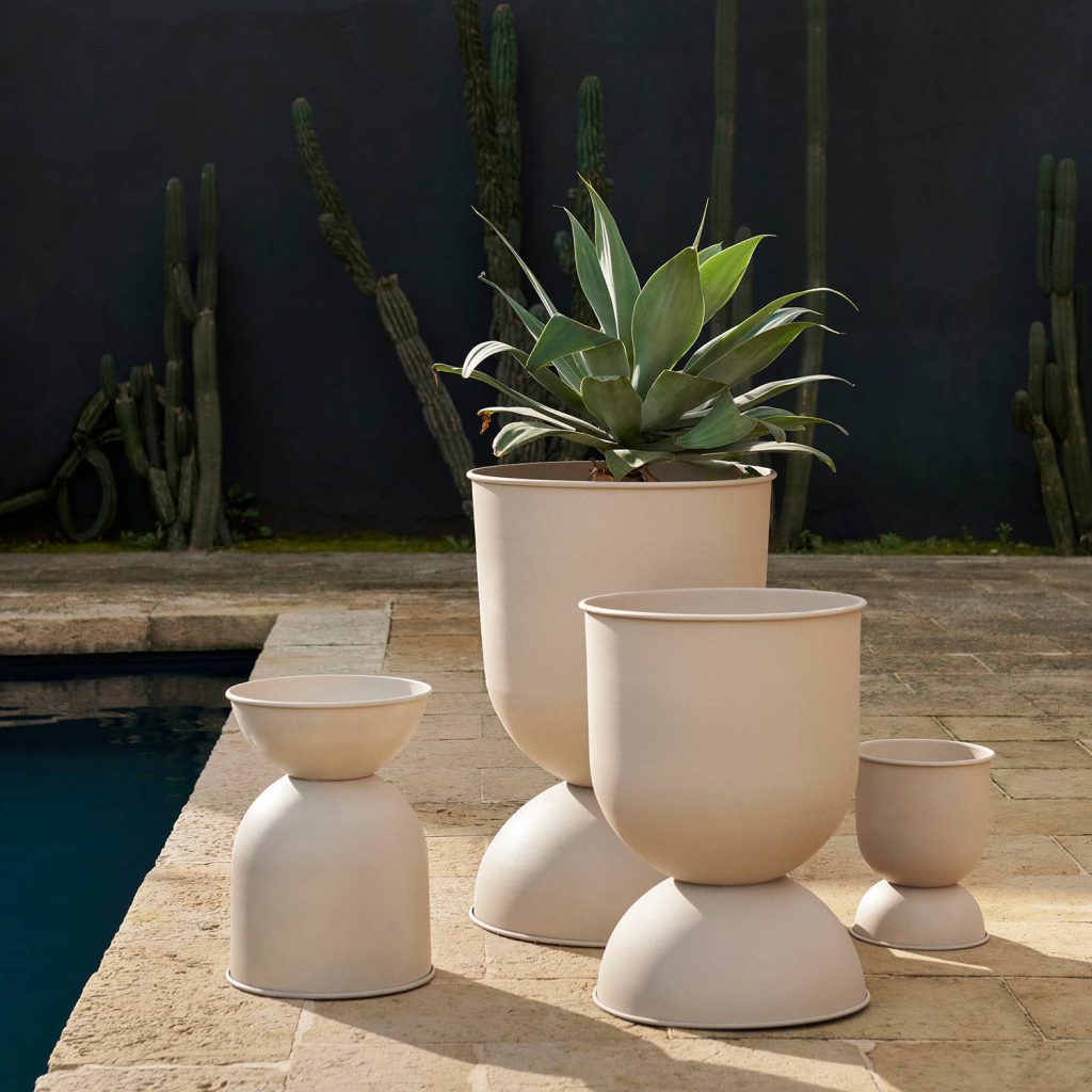 Designer Pflanzkübel: unsere liebsten Urban Big Five 6 Sie können es drehen und wenden, wie Sie wollen, der Hourglass Pot von fermLIVING macht immer eine gute Figur.