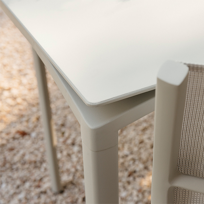 Design Gartenmöbel: Farbenfrohe Akzente für den Frühling 9 Die luftig schwebende Tischplatte gibt dem Fermob Calvi den besonderen Twist. Danke Antoine Lesur für dieses herrliche Design!