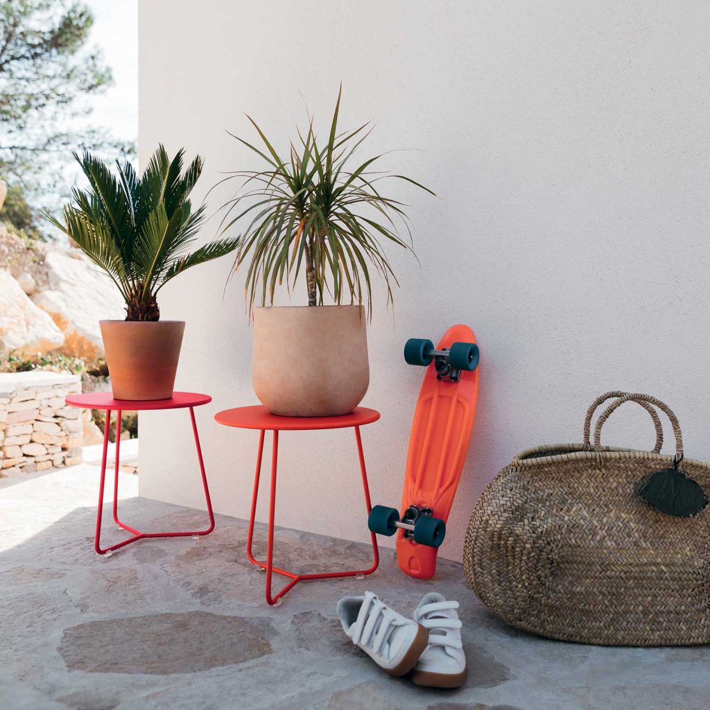 Design Gartenmöbel: Farbenfrohe Akzente für den Frühling 23 Tisch oder Hocker, der Fermob Cocotte ist ausgesprochen vielseitig. Sie können ihn auch als Nacht- oder Couchtisch verwenden, wenn die Gartensaison vorbei ist.