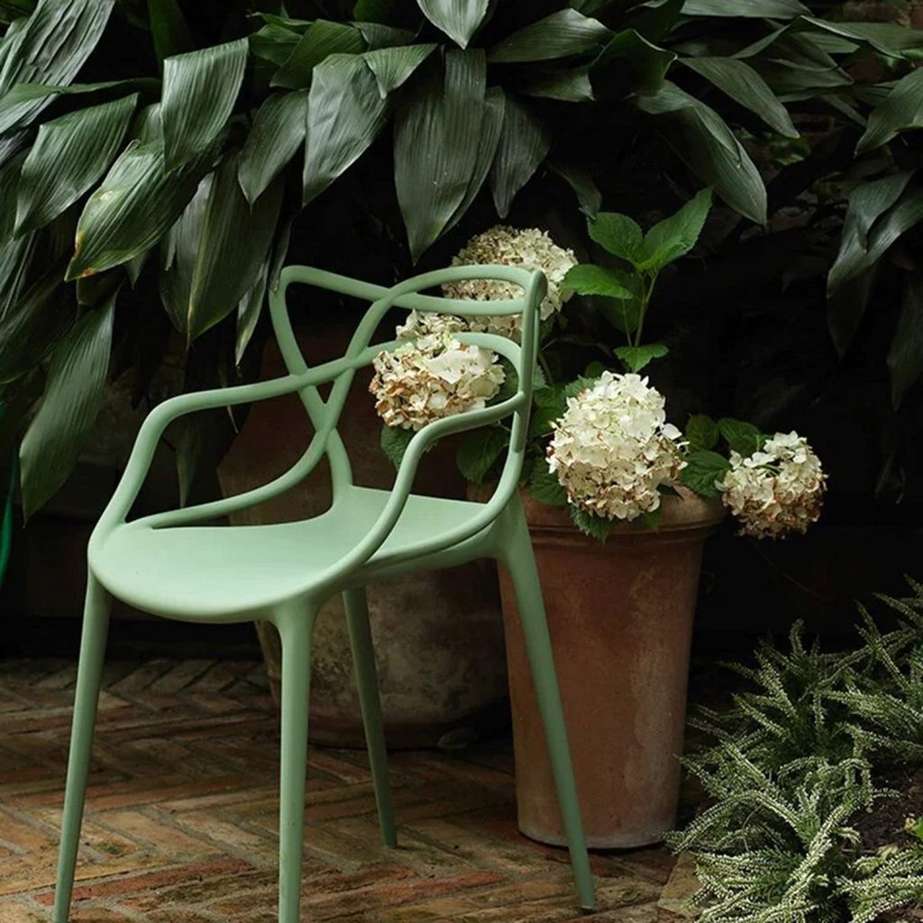 Design Gartenmöbel: Farbenfrohe Akzente für den Frühling 17 Ein preisgekrönter Kunststoff-Klassiker, entworfen von Philippe Starck: der Kartell Masters Sedia.