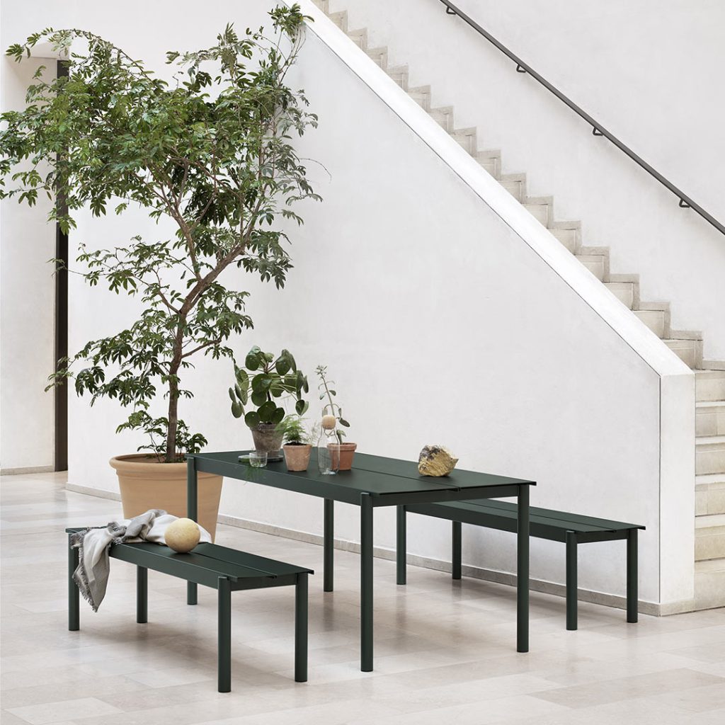 Design Gartenmöbel: Farbenfrohe Akzente für den Frühling 12 Was für ein herrliches Tisch-Bank-Ensemble! Der Muuto Linear Steel Tisch macht auch drinnen eine gute Figur.
