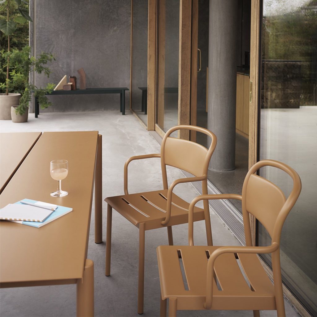 Design Gartenmöbel: Farbenfrohe Akzente für den Frühling 11 Hier ist gut sein. Denn der Muuto Linear Steel ist nicht nur formschön, sondern hat auch praktische Details wie die Rille in der Tischplatte. Tschüss Regenwasser.