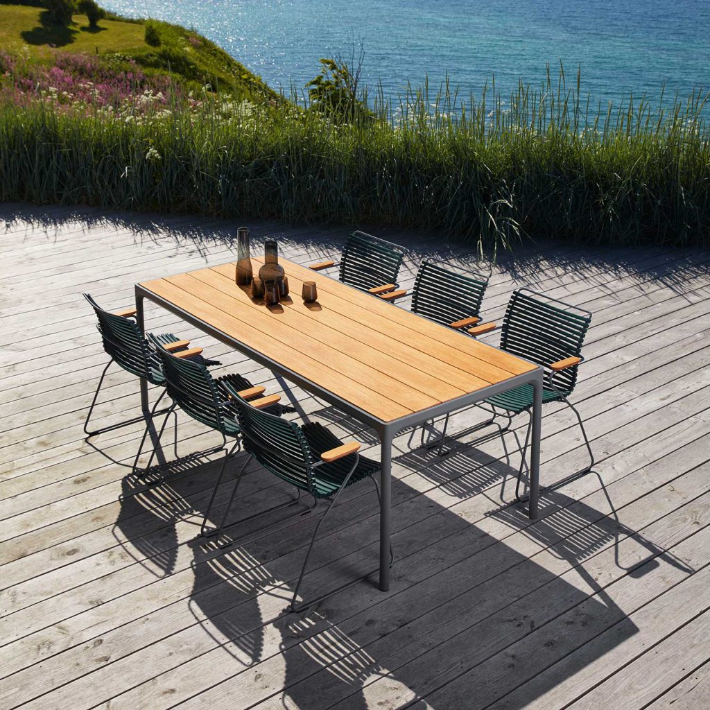 Design Gartenmöbel: Farbenfrohe Akzente für den Frühling 13 Ein formvollendet, pflegeleichtes und originelles Design Gartenmöbel: der Houe Four Tisch aus Aluminium und Bambus.