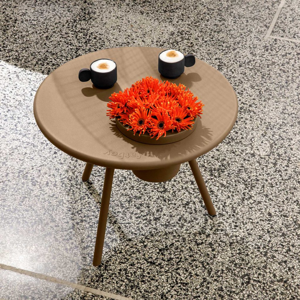 Outdoor Möbel: Die Trends 2025 22 Ein Tisch mit Doppelfunktion: der Fatboy Bakkes bringt den Topf für die Blumen gleich mit. Wie praktisch!