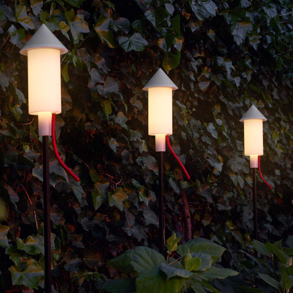 Outdoor Möbel: Die Trends 2025 21 Outdoor Solarlampe der spacigen Art: Die Fatboy Prêt a Racket ist im Garten ein wahrhaft zündender Blickfang.