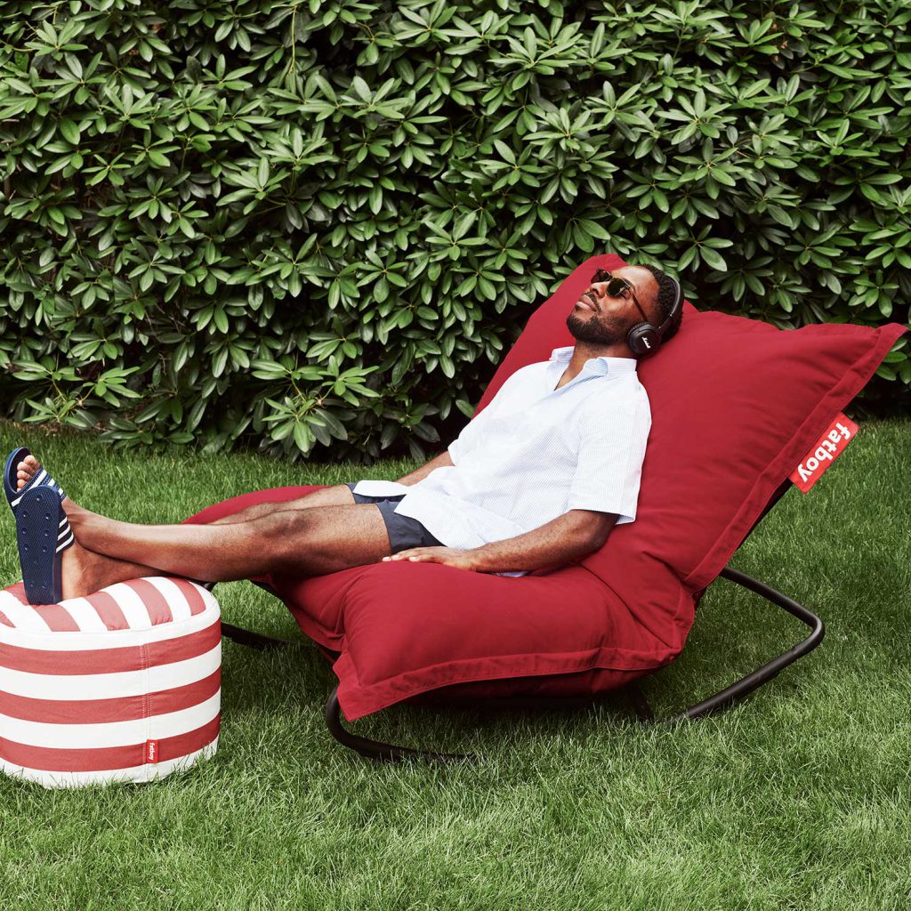 Outdoor Möbel: Die Trends 2025 3 Mit einem Fatboy Sitzsack ist es immer richtig chillig. Die Kombi mit dem Rock 'n Roll Schaukelstuhl lieben wir besonders.