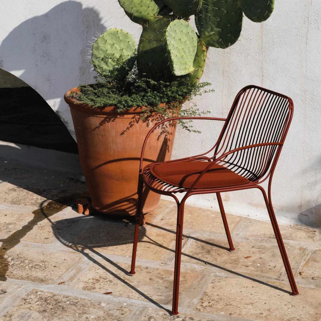 Outdoor Möbel: Die Trends 2025 2 So stylish kann Drahllöttechnk sein: Der Kartell Hiray Poltroncina - ein wunderbar filigranes Outdoor Möbel.