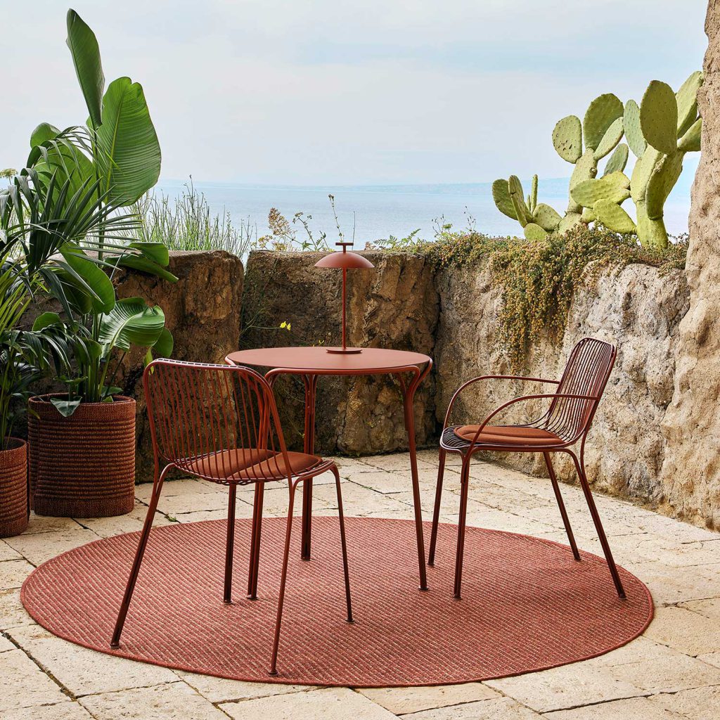 Outdoor Möbel: Die Trends 2025 1 Outdoor Möbel zeigen sich 2025 gerne in warmen Farben. Hier ein Komplett-Ensemble in dunklem Rot von Kartell.