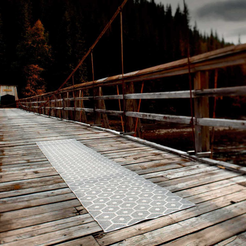 Outdoor Möbel: Die Trends 2025 19 Einfach zuckersüß und multifunktional: Der pflegeleichte, handgewebte Pappelina Haney passt im Kinderzimmer genauso gut wie am Pool.