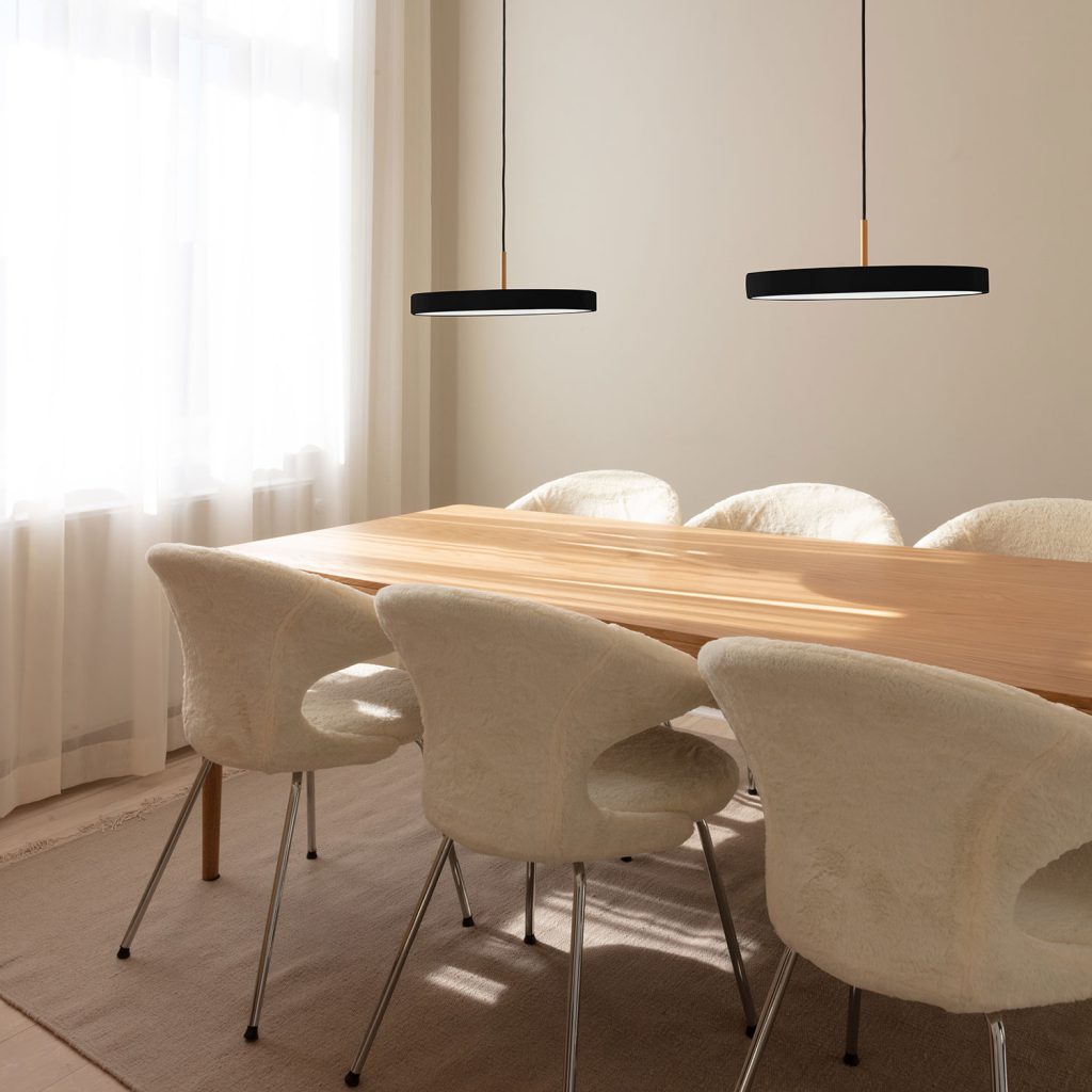 Gleich doppelt ins Schwarze getroffen: die Neue Umage Leuchte Asteria Plus Medium ist maximal vielseitig. Und der Diffusor sorgt für ein blendfreies gleichmäßiges Licht.