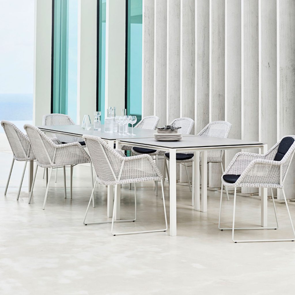 Gartenmöbel Materialien: 6 heiße Anwärter für die Outdoor-Saison 12 Gästetafel für acht Personen mit Cane-line Breeze Armstuhl in Weiß.
