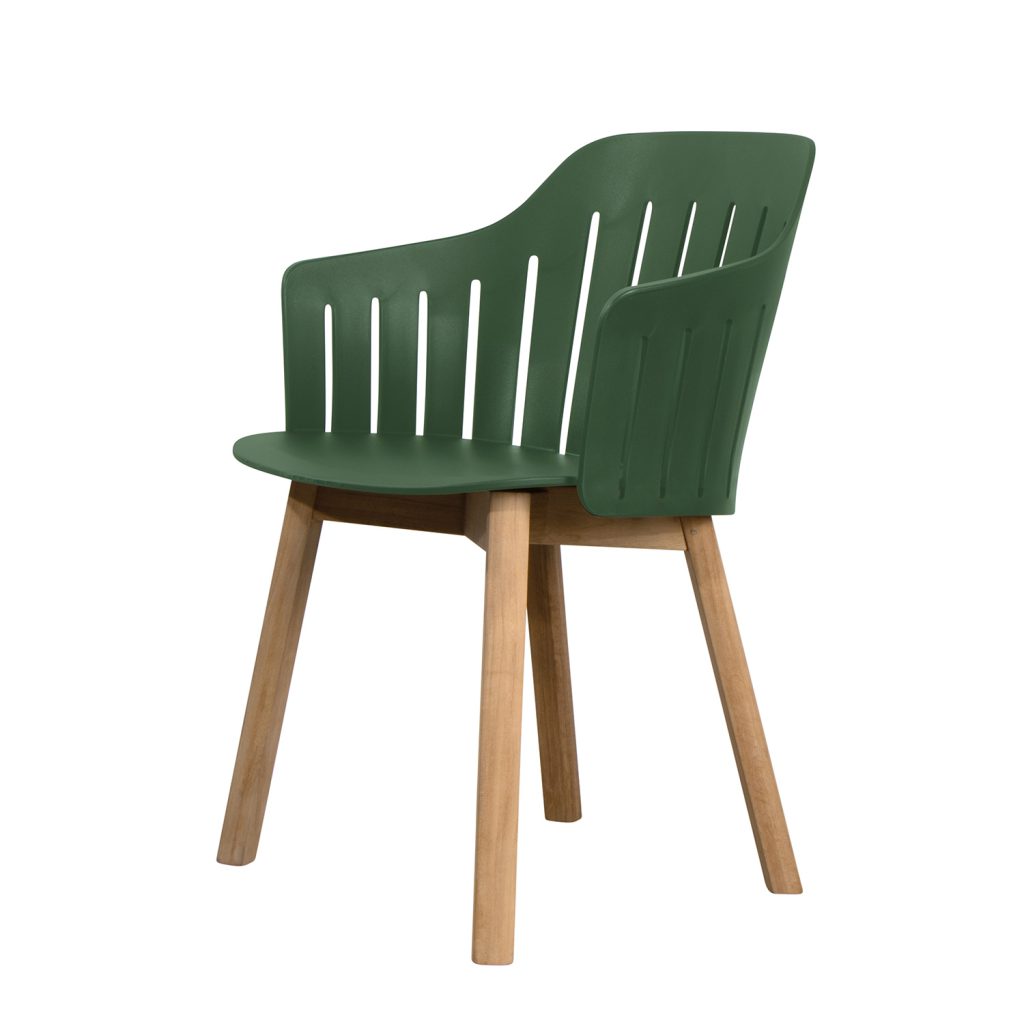 Gartenmöbel Materialien: 6 heiße Anwärter für die Outdoor-Saison 6 Cane-line Choice Stuhl mit dunkelgrüner Sitzschale mit Rillen und Beinen aus Teakholz - ein Klassiker der Gartenmöbel Materialien.