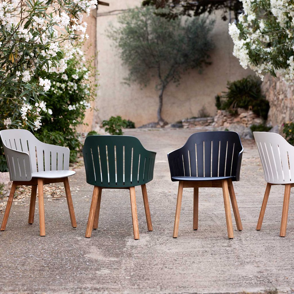 Gartenmöbel Materialien: 6 heiße Anwärter für die Outdoor-Saison 5 Cane-line Choice Stuhl mit Teakholzbeinen mal vier. In hellem Grau, dunklem Grün, Dunkelblau und Weiß.