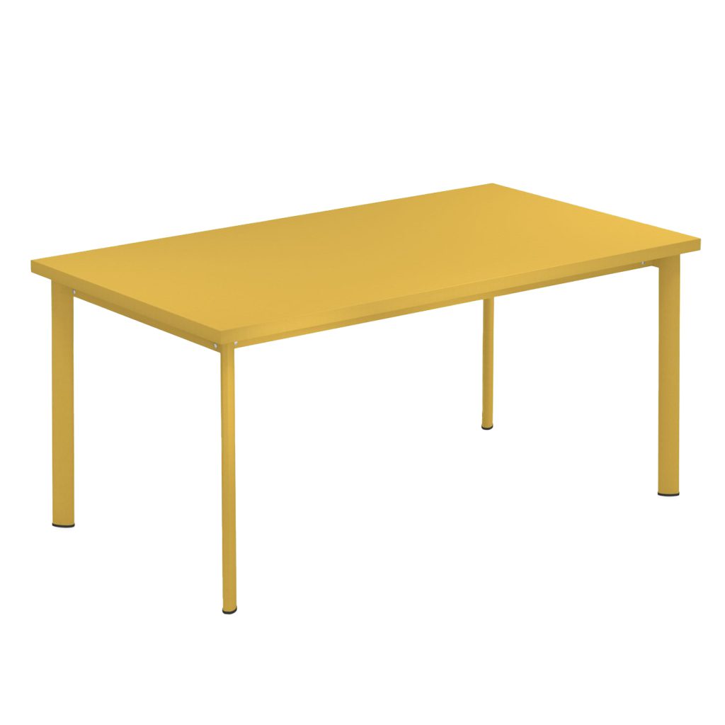 Gartenmöbel Materialien: 6 heiße Anwärter für die Outdoor-Saison 8 Der 160x90 große emu Star Gartentisch aus Aluminium leuchtet in Curry Gelb.