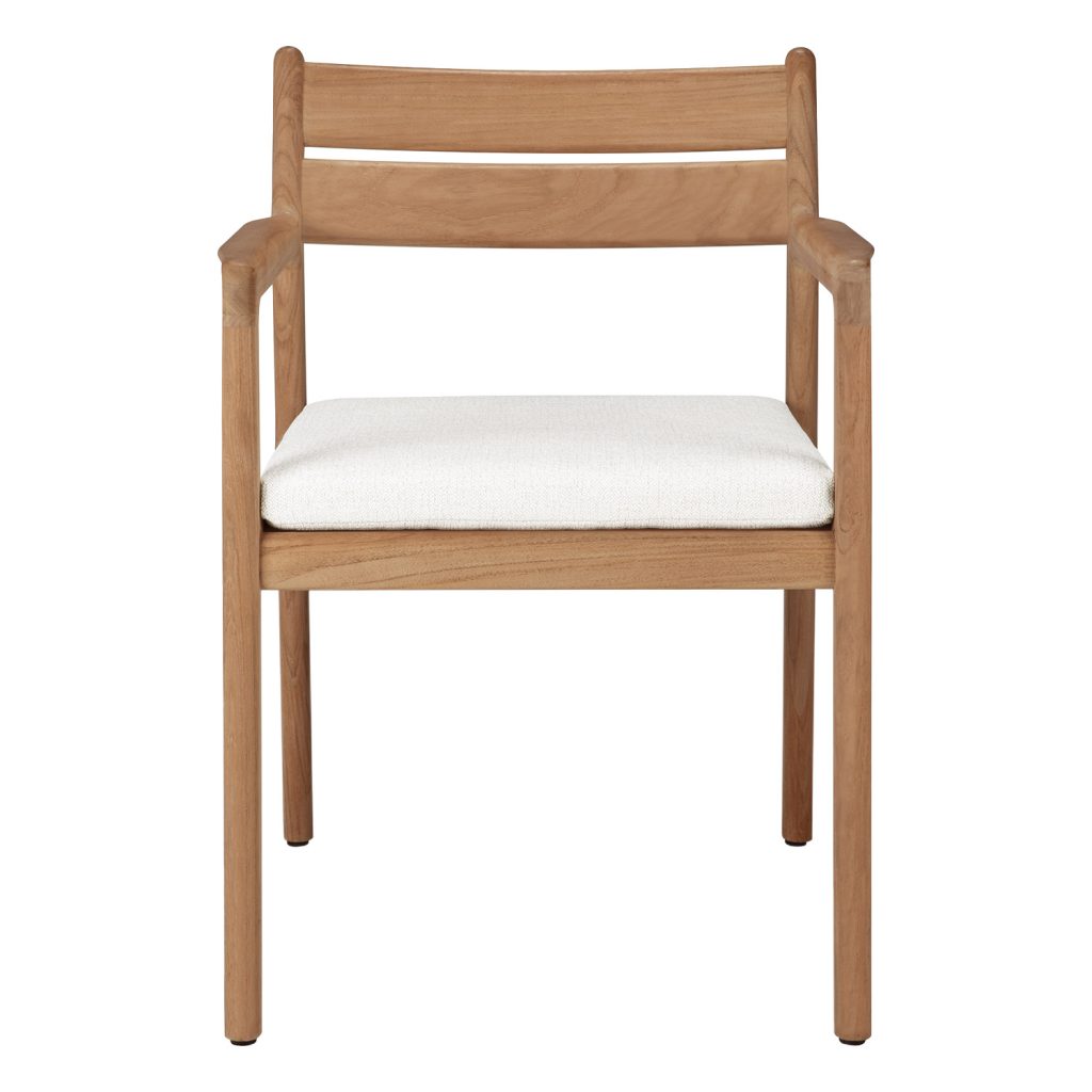 Gartenmöbel Materialien: 6 heiße Anwärter für die Outdoor-Saison 4 Der elegante Jack Outdoor-Stuhl ist drinnen wie draußenl ein schöner Blickfang. Korpus aus Teakholz, eines DER Gartenmöbel Materialien.