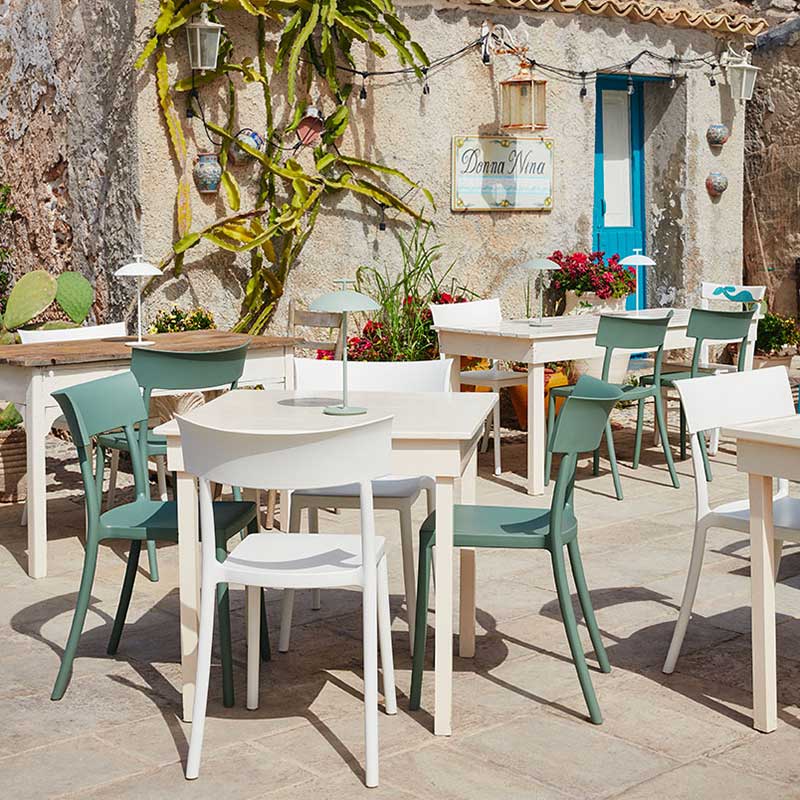 Gartenmöbel Materialien: 6 heiße Anwärter für die Outdoor-Saison 13 Die Kartell Catwalk Mat Stühle in Grün und Weiß laden in einer kleinen Taverne zum Genießen ein.