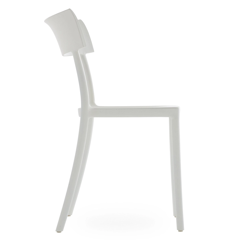 Gartenmöbel Materialien: 6 heiße Anwärter für die Outdoor-Saison 14 Kunststoff-Möbel in Seitenansicht: der Kartell Catwalk Mat Stuhl hier in schlichtem Weiß.