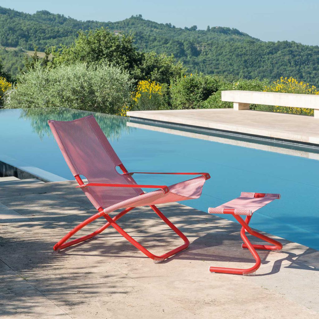 Gartenmöbel Materialien: 6 heiße Anwärter für die Outdoor-Saison 16 Am Pool macht der emu Snooze Liegestuhl mit Sitzpouf eine gute Figur. Und das Rot macht auch gleich gute Laune.