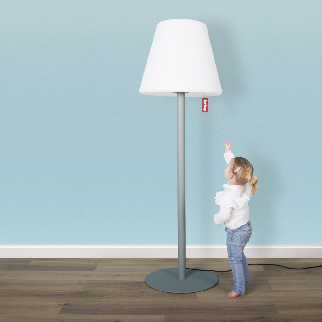 Finden Sie jetzt IHRE Outdoorlampe: Hier sind unsere HighLIGHTS 2 Die Edison the Giant ist mit 1,82 Meter eine imposante Erscheinung.