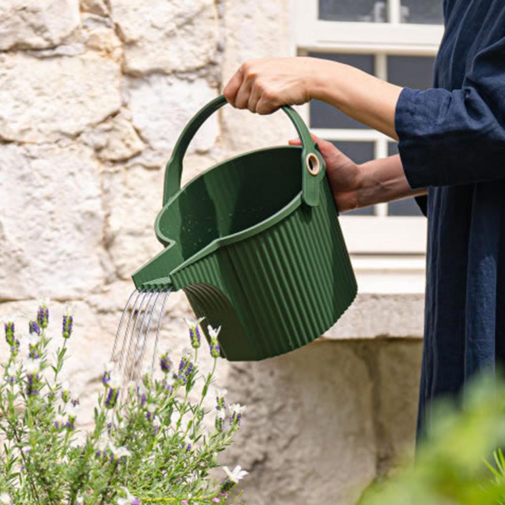 Hachiman Produkte: Ordnungsliebe neu definiert 12 Es grünt so grün! Und mit der grünen Hachiman Garden Beetle gießt es sich gleich nochmal so schön. Dank langem Auslauf und praktischen Rillen.