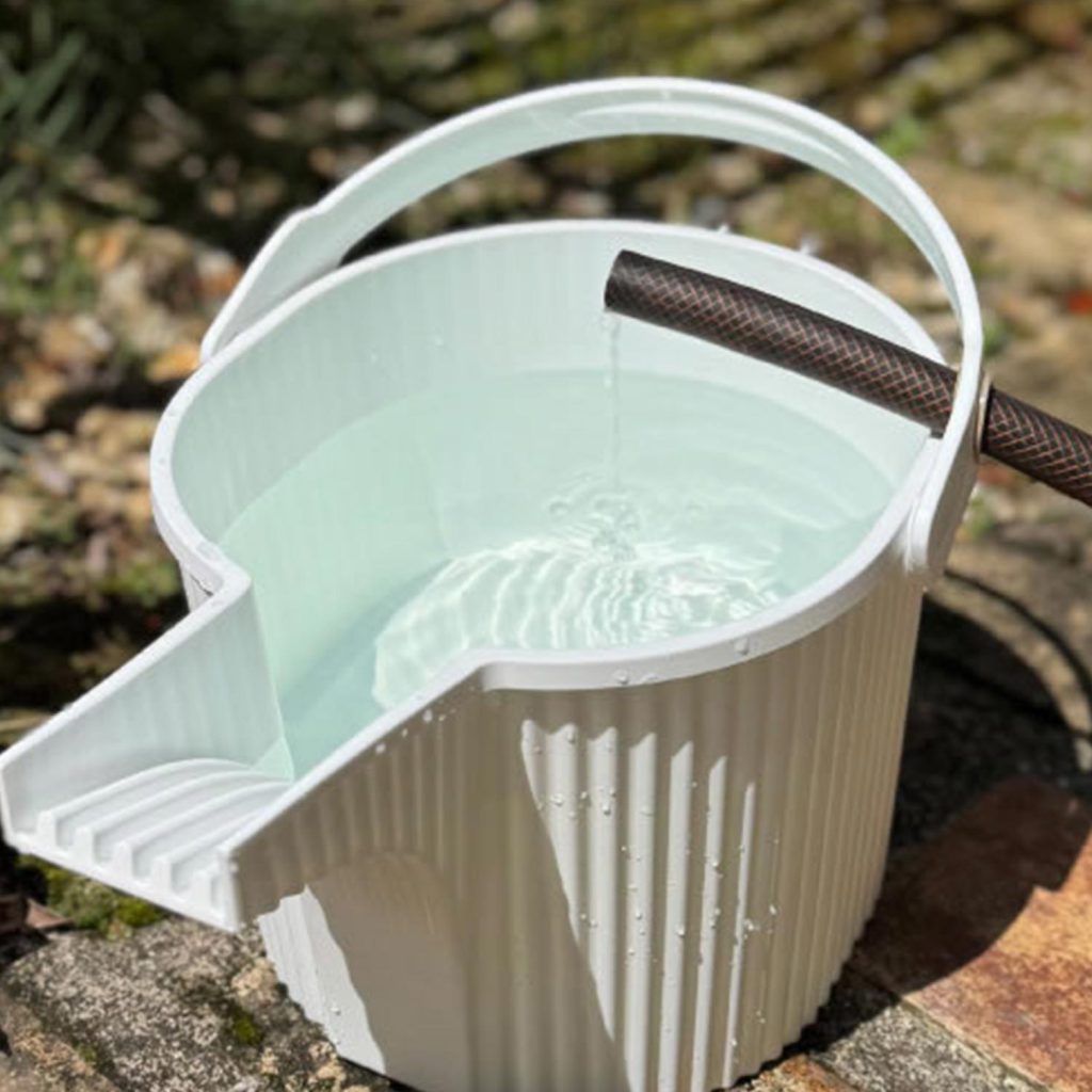 Hachiman Produkte: Ordnungsliebe neu definiert 11 Wie alle Hachiman Produkte ist auch die Garden Beetle Gießkanne durchdacht. Zum Befühlen einfach den Schlauch durch das Loch im Griff stecken.
