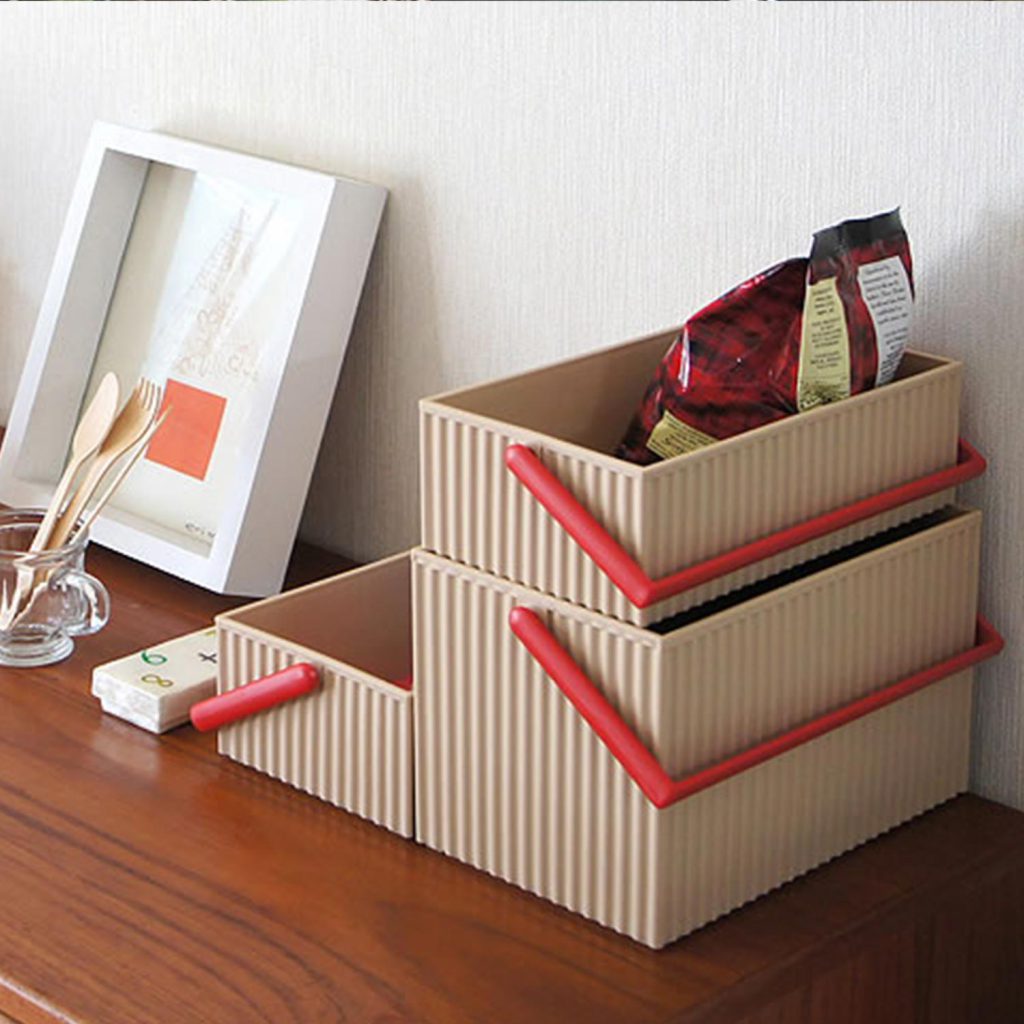 Hachiman Produkte: Ordnungsliebe neu definiert 6 Hachiman Omnioffre Boxen in Wellpappe-Optik gibt es in drei Größen und alle lassen sich wunderbar miteinander kombinieren.