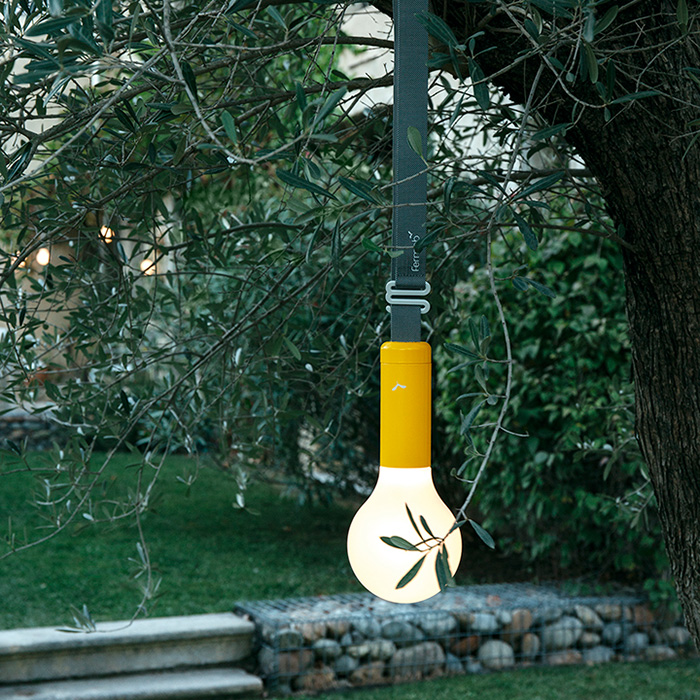Finden Sie jetzt IHRE Outdoorlampe: Hier sind unsere HighLIGHTS 9 Outdoorlampe zum Hängen: die Aplo von Ferrob. Riesenglühbirne mit Charme.