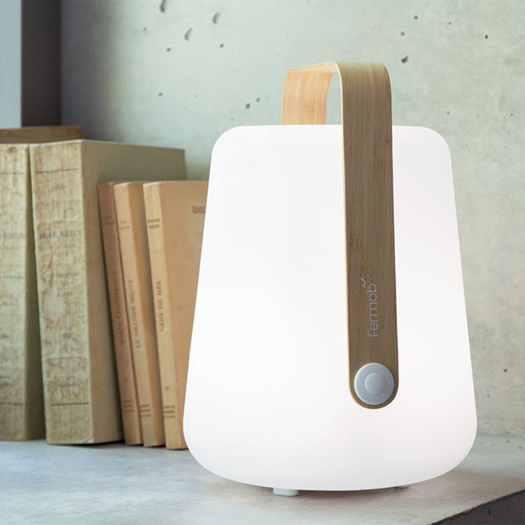 Finden Sie jetzt IHRE Outdoorlampe: Hier sind unsere HighLIGHTS 8 Die kultige Balad Outdoorlampe von Fermob sieht aus wie ein Lautsprecher mit Griff.