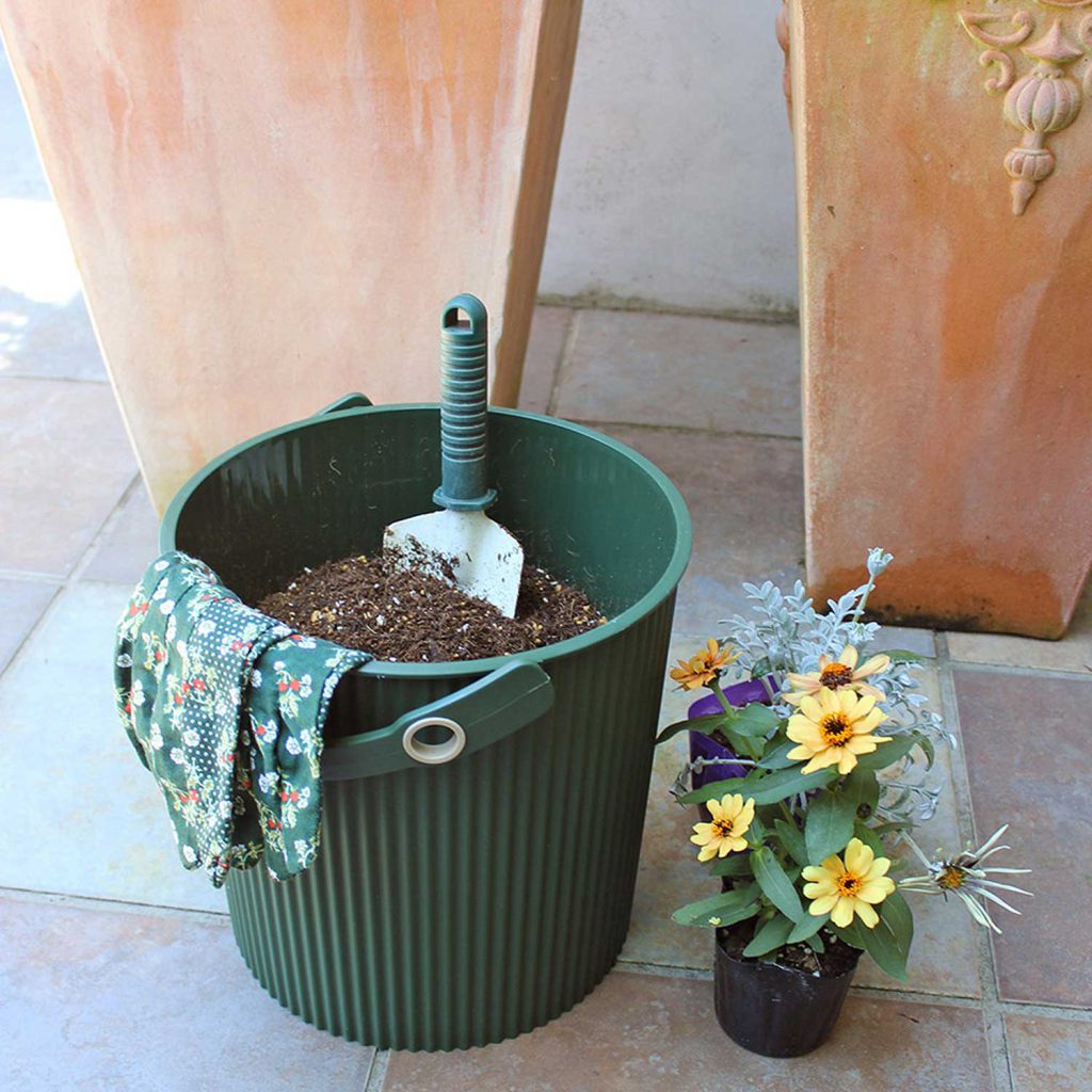 Hachiman Produkte: Ordnungsliebe neu definiert 2 Grün wie der Garten und ein echt cooler Mitarbeiter. Der Omnioutil Eimer mit 20 Litern.