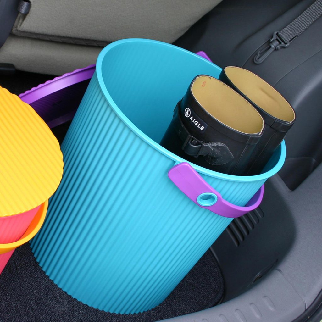 Hachiman Produkte: Ordnungsliebe neu definiert 8 In den 20 Liter Omnioutil Eimer passen locker auch ein paar Gummistiefel. Und in Türkis mit Lila verbreitet er gleich gute Laune.
