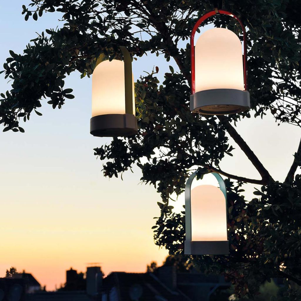 Finden Sie jetzt IHRE Outdoorlampe: Hier sind unsere HighLIGHTS 1 Die bunte URi Outdoorlampe von Remember findet in jedem Baum ein Plätzchen.
