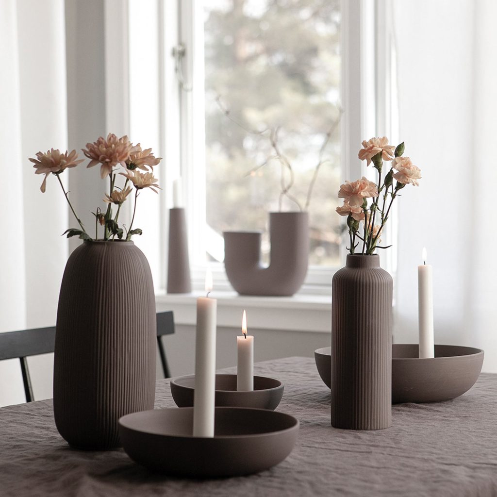 Hygge – so wird Wohnen zum Wohlfühlen 1 Hygge „made in Schweden": Das Label Storefactory ist bekannt für seien Vasen und Kerzenhalter.
