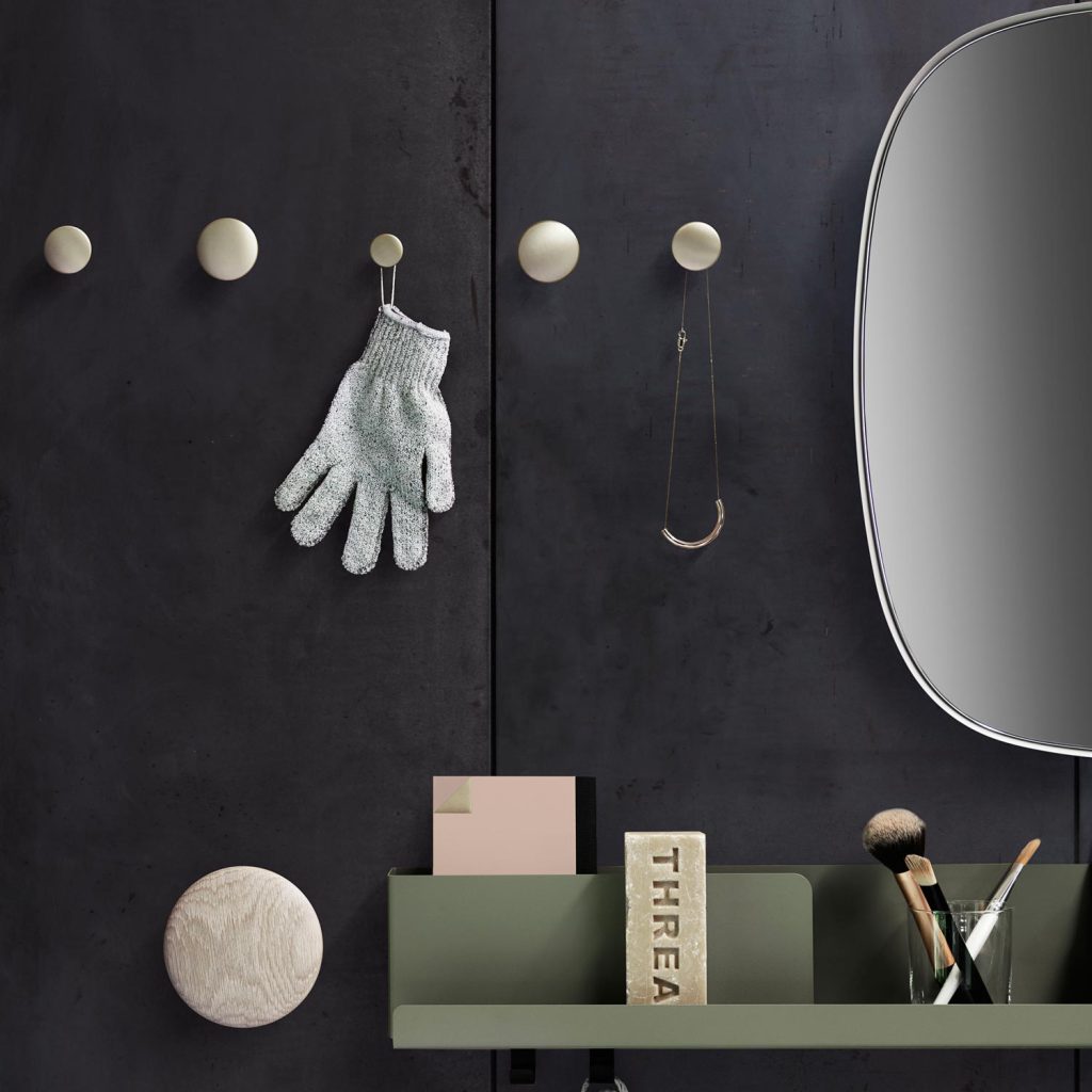 Muuto The Dots Metal Wandhaken bringen Ordnung ins Bad. Und schimmern dabei so schön.