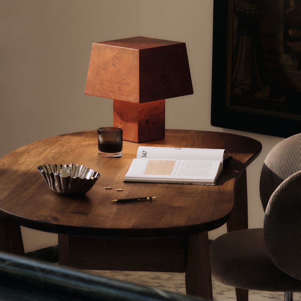 Die minimalistische Ferm Living Tischleuchte Burl macht nicht nur auf dem Schreibtisch eine gute Figur.