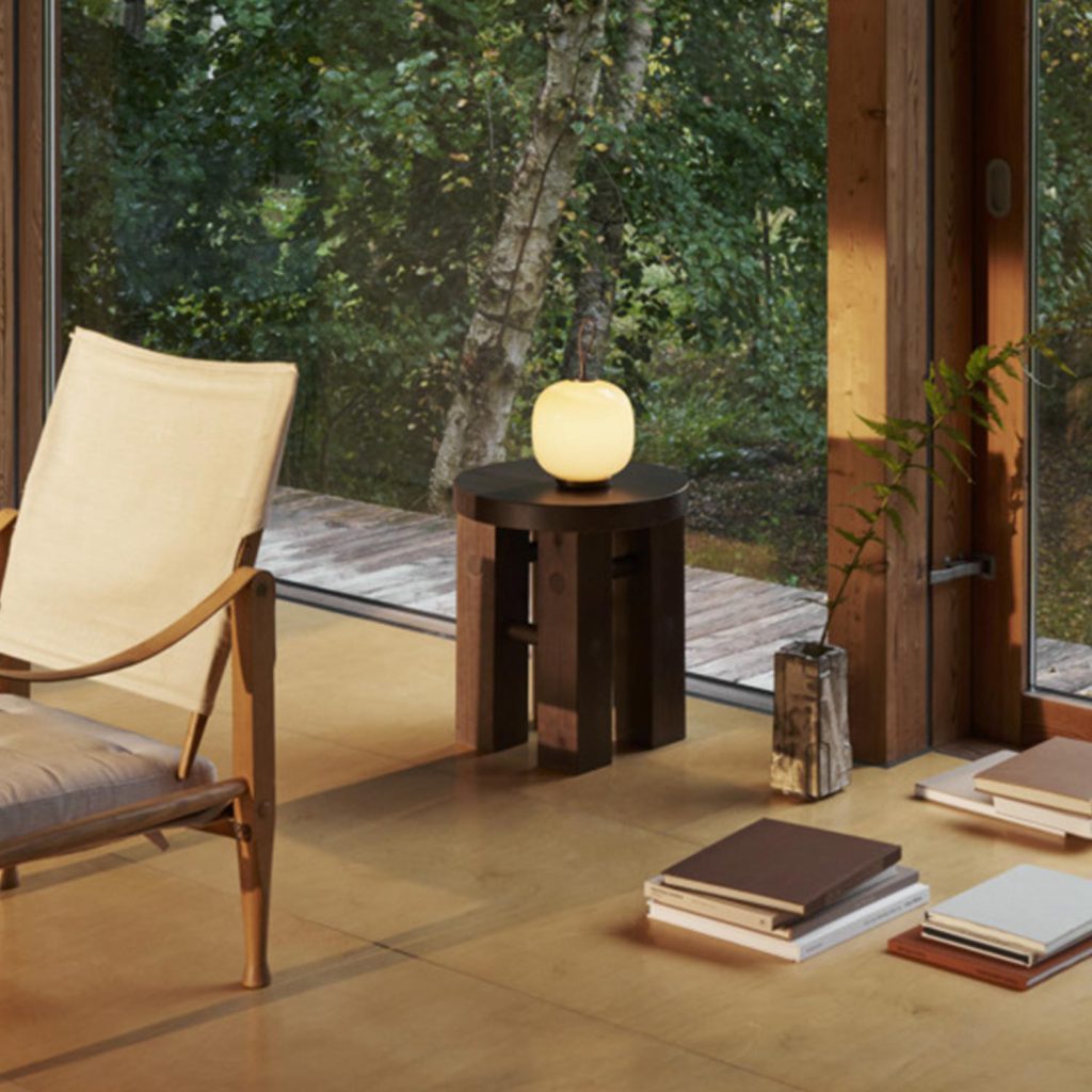 Die portable VL45 von Louis Poulsen spendet auch im Wohnzimmer sanftes Licht.