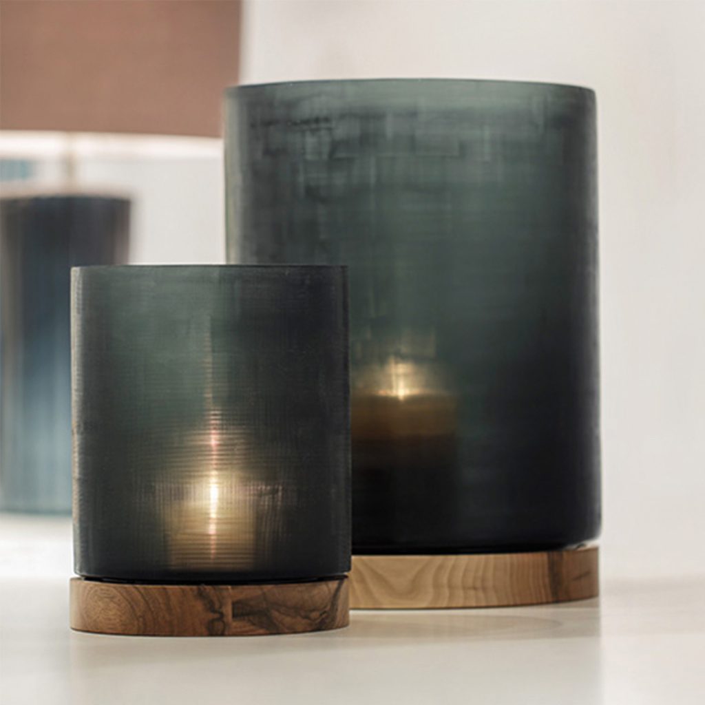 Dunkles Glas und warmer Kerzenschein. Das Guaxs Aran Windlicht ist die perfekte Herbstdekoration.