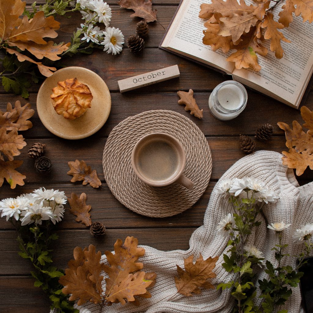 Herbstdekoration geht ganz easy: mit Blättern und Blüten. 